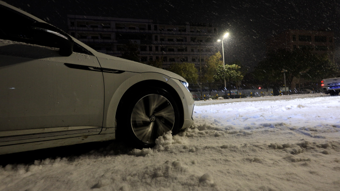 荆州大雪 雪夜出行交通 除雪