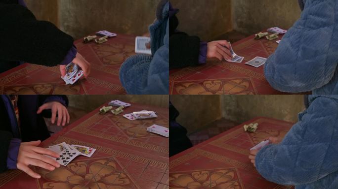 两个小朋友打牌，未成年人