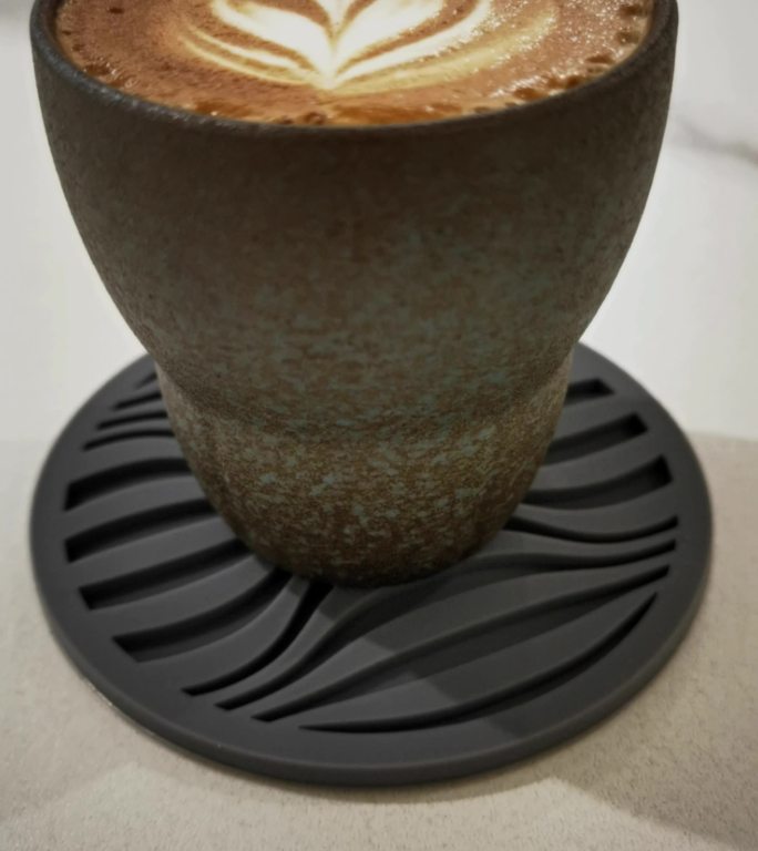 空镜素材：泛着泡沫的拉花热咖啡