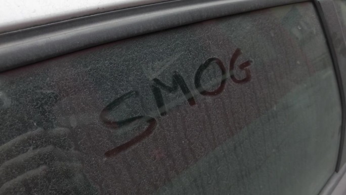 烟雾PM10微粒燃烧产生的粉尘污染空气汽车交通和家庭供暖产生的空气污染超出了米兰的法律限制气候变化和