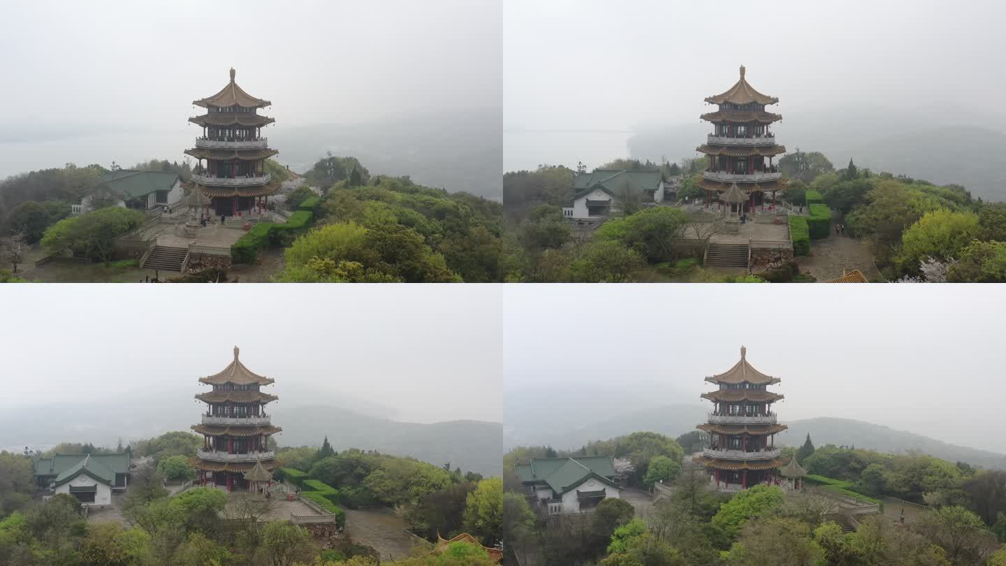 鼋头渚景区高塔环绕，云雾中的中式高塔