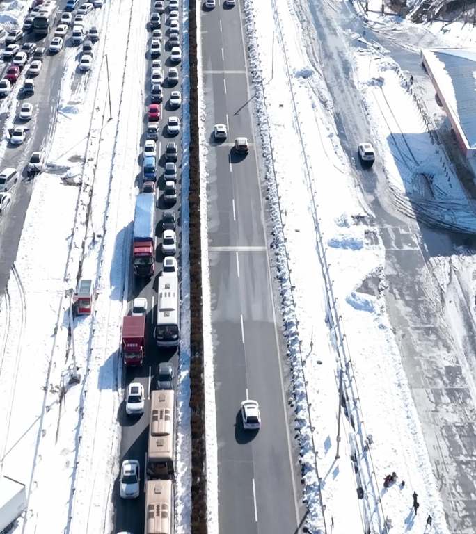 大雪极端天气造成高速公路堵车交通拥堵