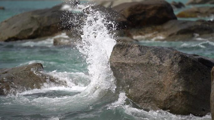 海浪击打岩石