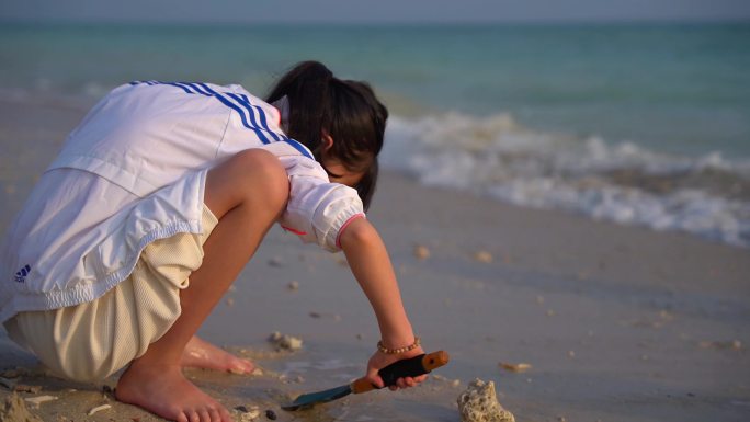 小女孩海边沙滩上玩耍