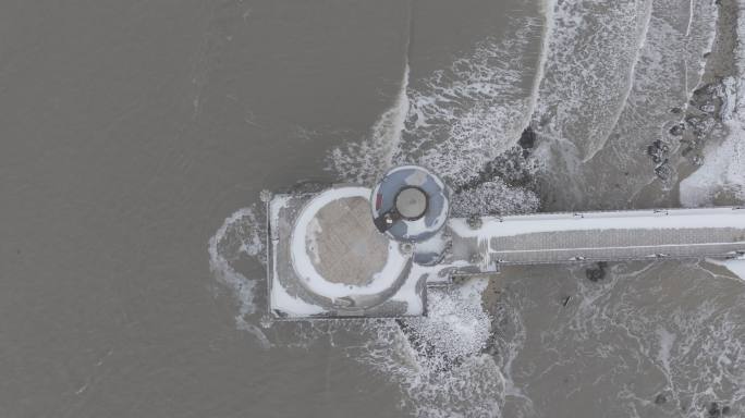 航拍中央电视台威海影视城海岸城堡龙年雪景