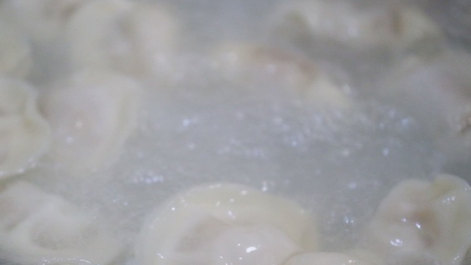 在沸腾的水里煮饺子的超慢动作特写