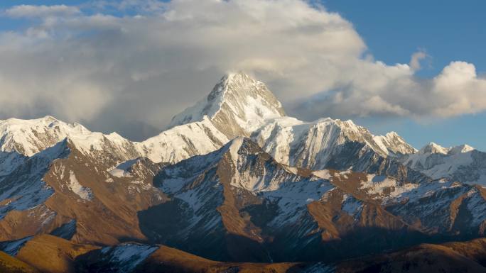 贡嘎雪山日照金山延时