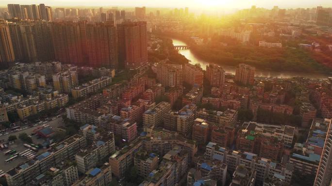 夏季雨后金色阳光夕阳下的成都航拍都市风光