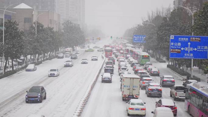 城市下雪车流 冬季雪地上行驶的车流