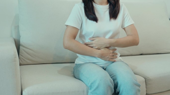 胃痛腹痛、食物中毒消化便秘腹泻、女性问题、子宫内膜异位症、子宫切除、经期等在家里的沙发上