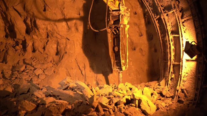 地铁隧道施工中开挖地质开挖的施工设备