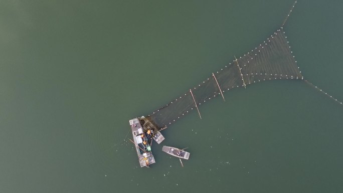航拍水库 湖面渔船工人作业