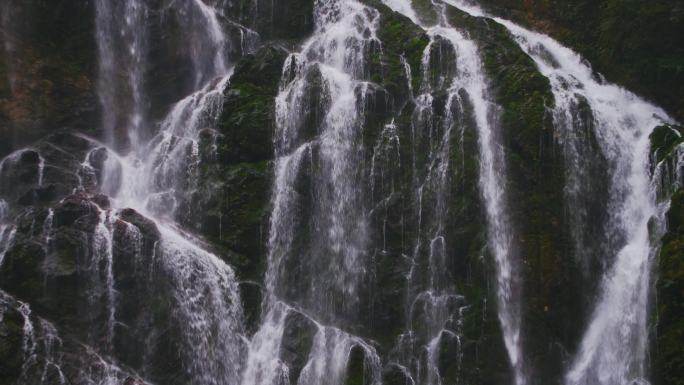 瀑布岩壁飞流水流苔藓