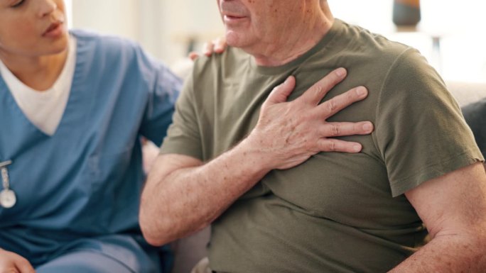 手扶胸，心脏病发作的老人与看护者寻求帮助，健康和生病的老人在养老院。消化不良、心绞痛和高血压伴呼吸，