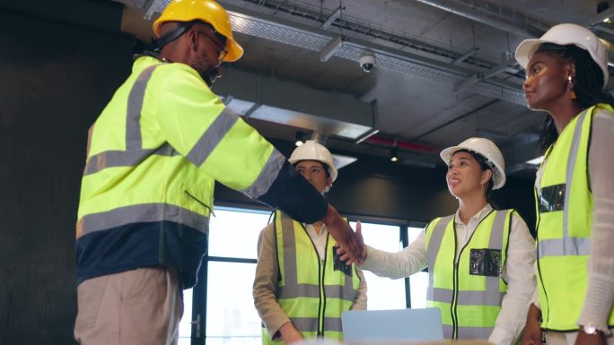 建筑工人小组，与人握手并达成协议，欢迎或介绍入职。男人、女人和工程团队握手，交易和尊重建筑公司