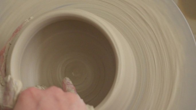 陶艺师在抛轮上制作碗