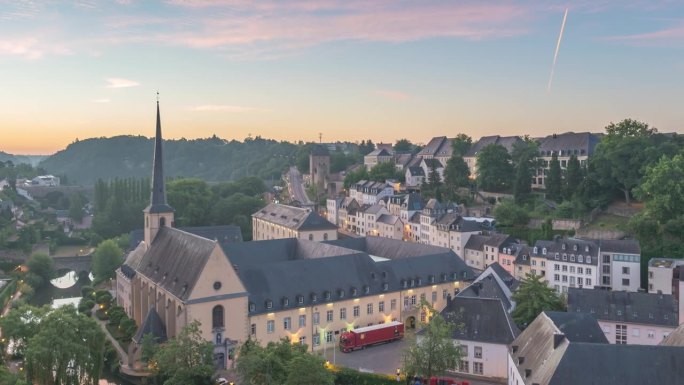卢森堡大公国的时间流逝，从黑夜到白天的日出城市天际线，沿着阿尔泽特河在卢森堡历史悠久的老城区