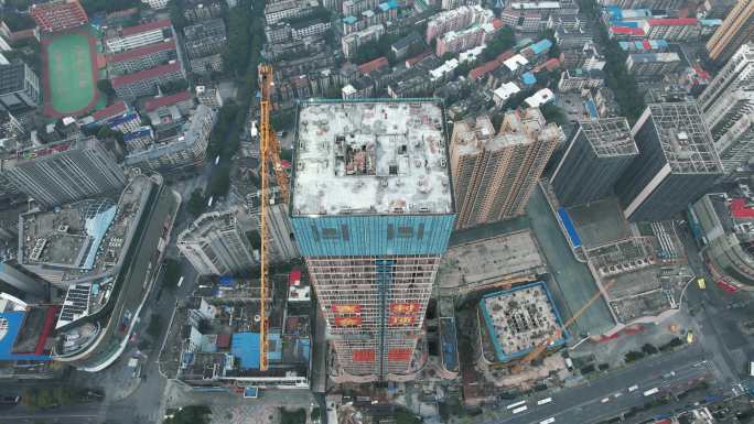 航拍岳阳城市高楼建筑封顶施工