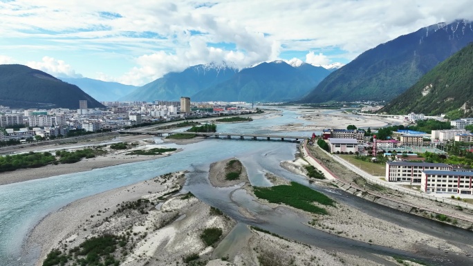 4K西藏林芝大景航拍 蓝天白云场景