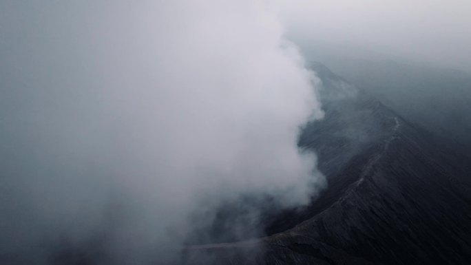 布罗莫火山和舞者