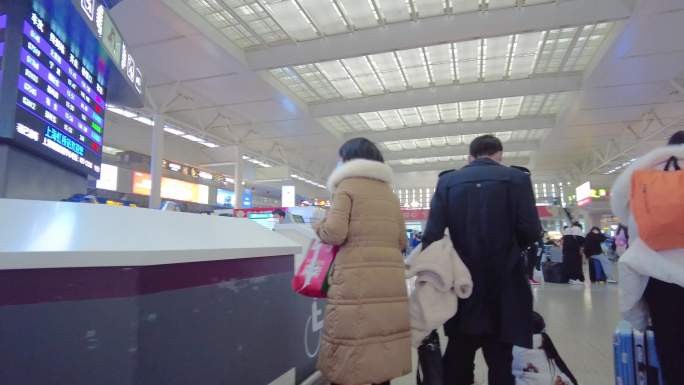 上海虹桥火车站春运乘客人流视频素材4