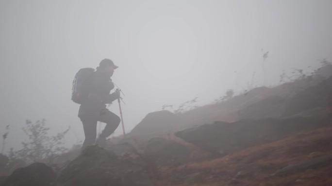 徒步登山攀登攀爬探险探索孤单行者