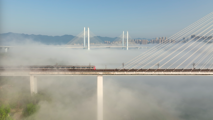 唯美大气重庆轻轨 云海列车