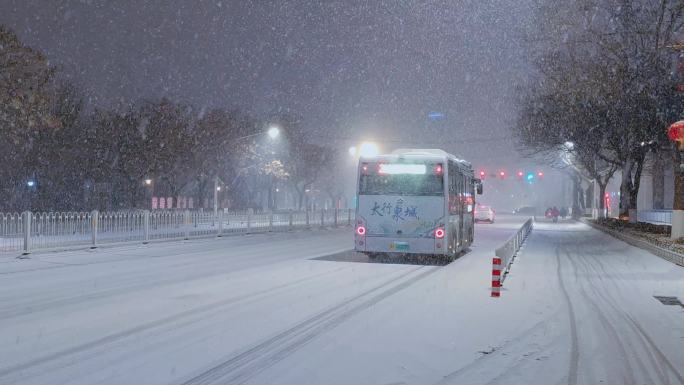 行驶在暴风雪中的2路公共汽车