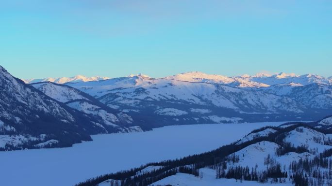 新疆阿勒泰冬季喀纳斯湖雪山水墨画雪景日出