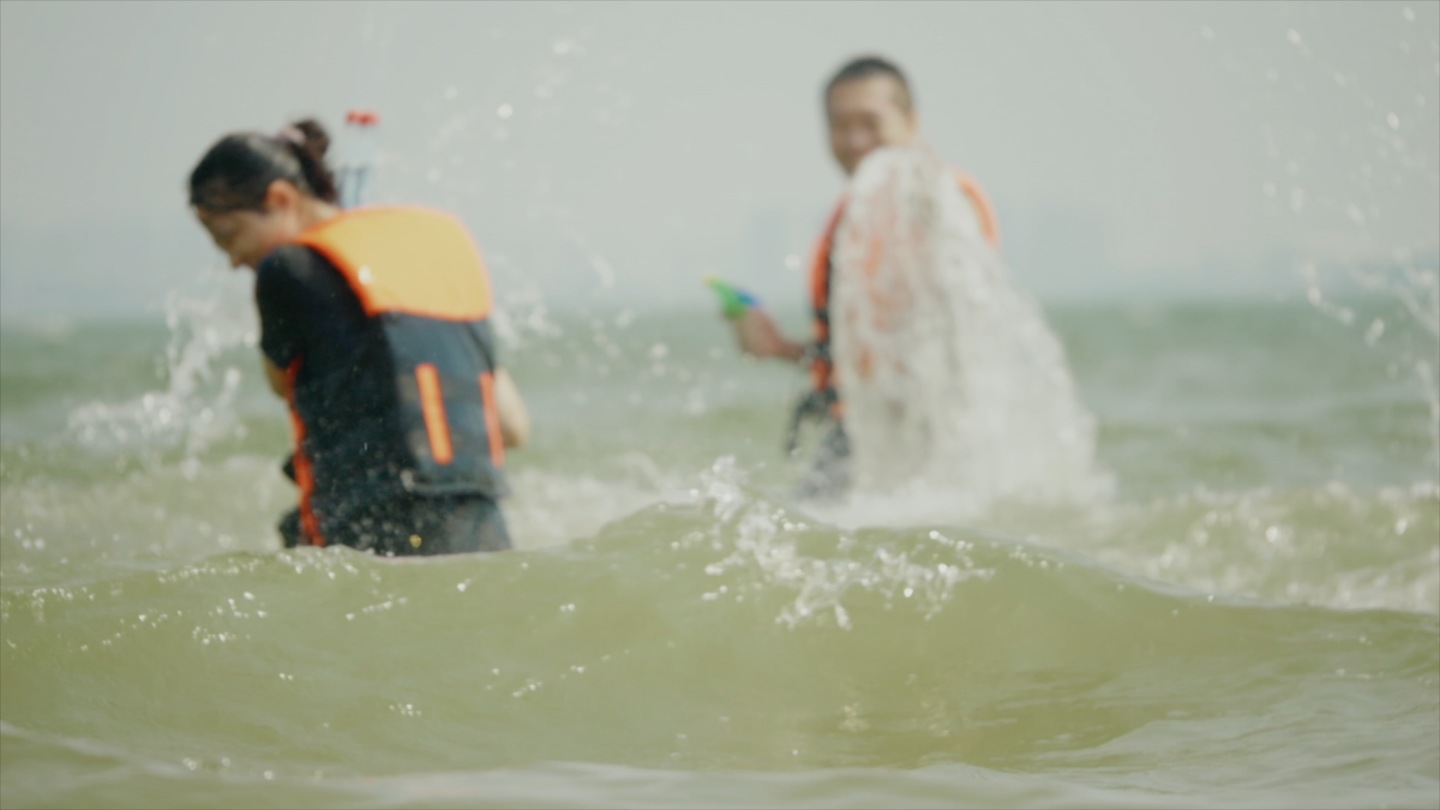 夏日海边戏水升格拍摄