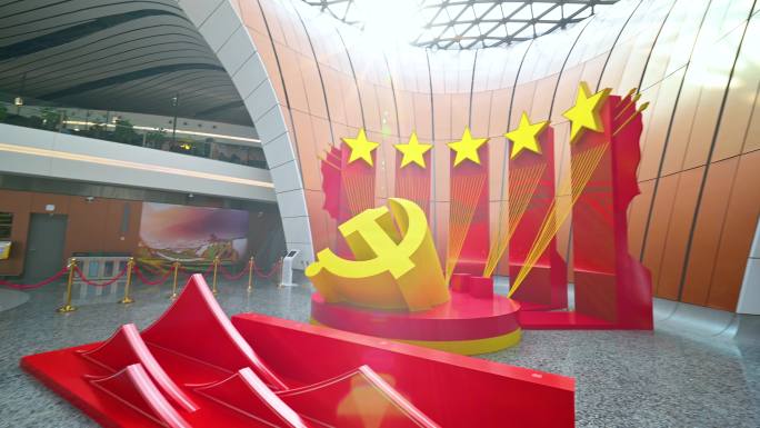 北京大兴国际机场航站楼内红旗与五星