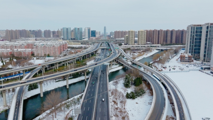 雪后的中州大道马路上行驶的车流航拍