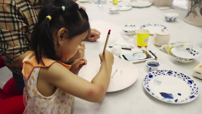 陶瓷艺术儿童绘画老师授课活动现场