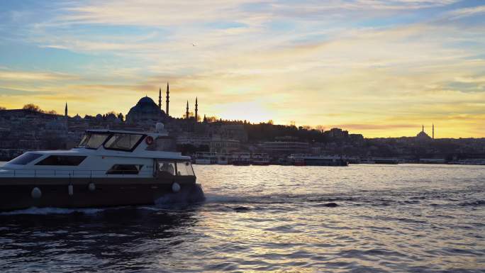 土耳其伊斯坦布尔的海峡上的日落