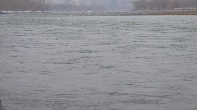 冬日里的黄河水流