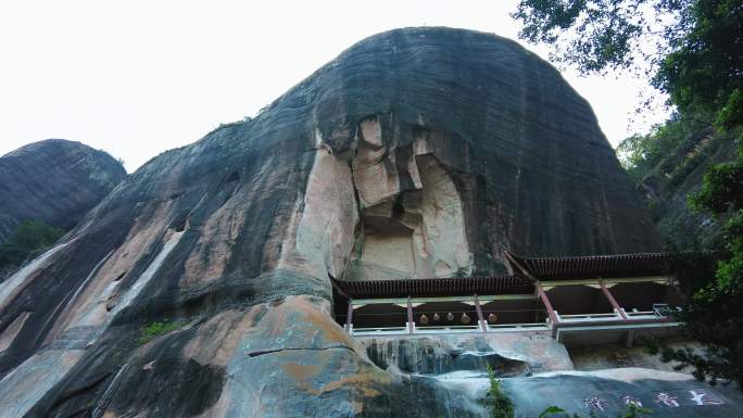 丹霞地貌悬崖峭壁上的寺庙实拍