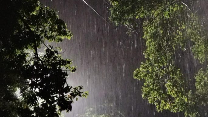 暴雨雨夜 滂沱大雨 暴雨如注 电闪雷鸣