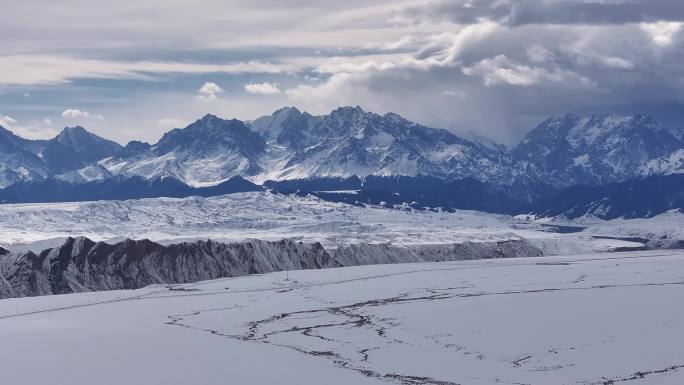 冬季新疆旅游天山阿勒泰安集海雪山峡谷雪原