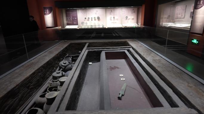 长沙博物馆古墓棺椁棺木陶器文物出土