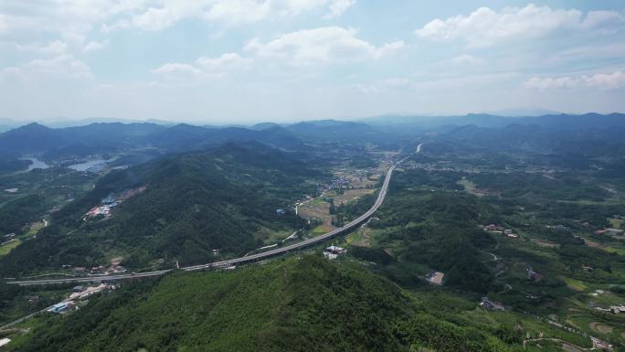 大山中的高速公路交通航拍