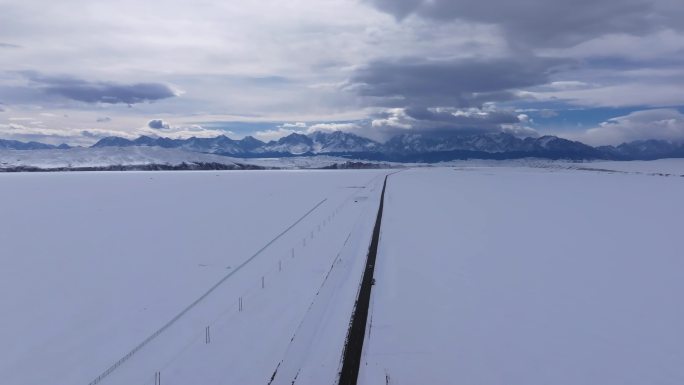 冬季新疆天山阿勒泰安集海雪山公路雪原云朵