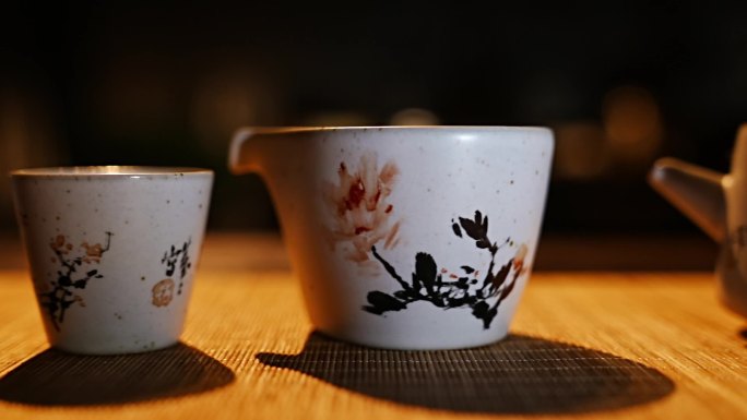 茶壶茶杯倒茶光影广告手工绘画艺术家画瓷