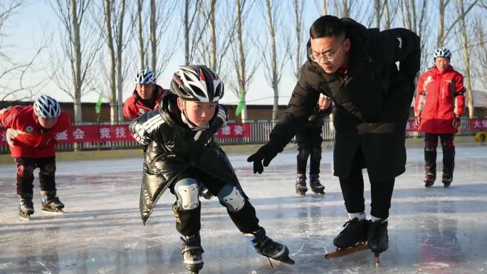 练习滑冰的农村小学生