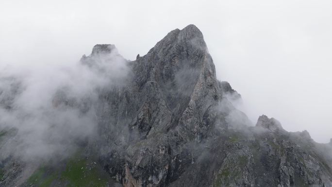 4k雨后洛克之路石头山局部