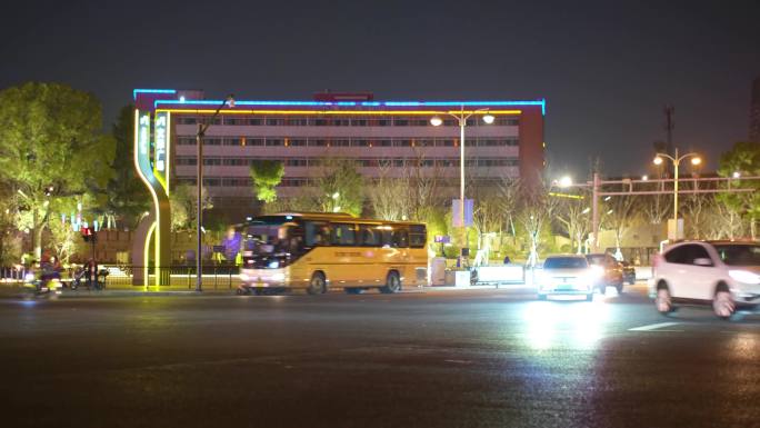 夜晚城市行人过马路汽车车辆车流人流脚步夜