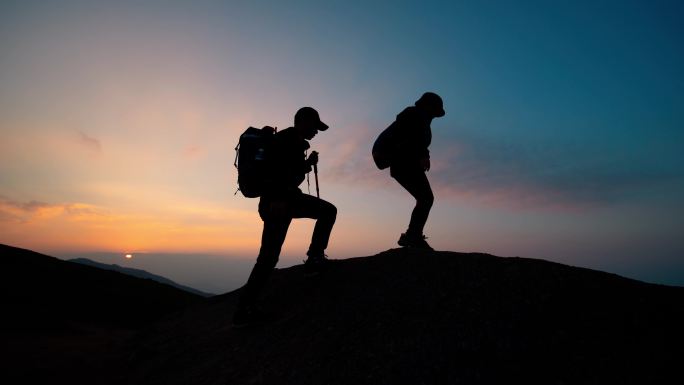 徒步旅行登山攀登户外运动团队协作