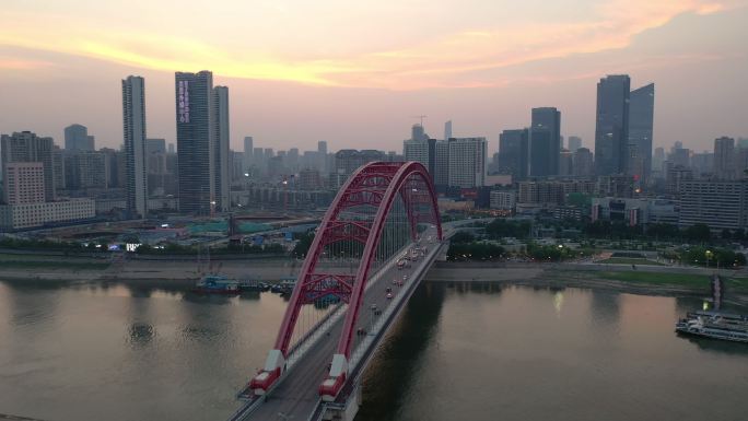 航拍武汉市南岸嘴两江交汇晴川桥火烧云日落