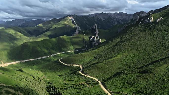 洛克之路夏天蓝天白云绿地蜿蜒山路