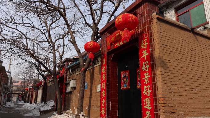 过年 农村 对联 灯笼 门神 雪景 小巷