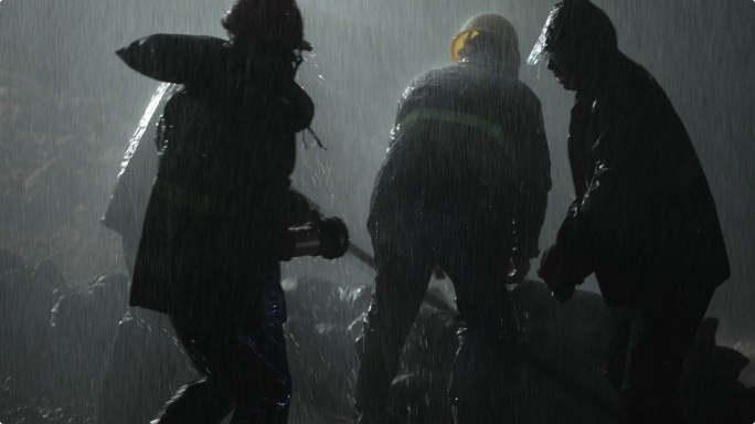 暴雨中工人用沙袋挡水工程施工抢险